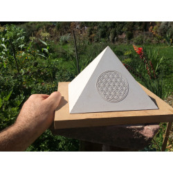Pyramide plasterite avec fleur de vie